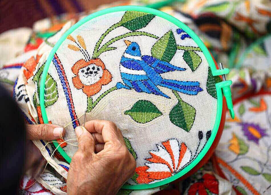 Emblématique pour ses couleurs vives et motifs floraux typiques, révélant l’esthétique européenne de l’artisanat
