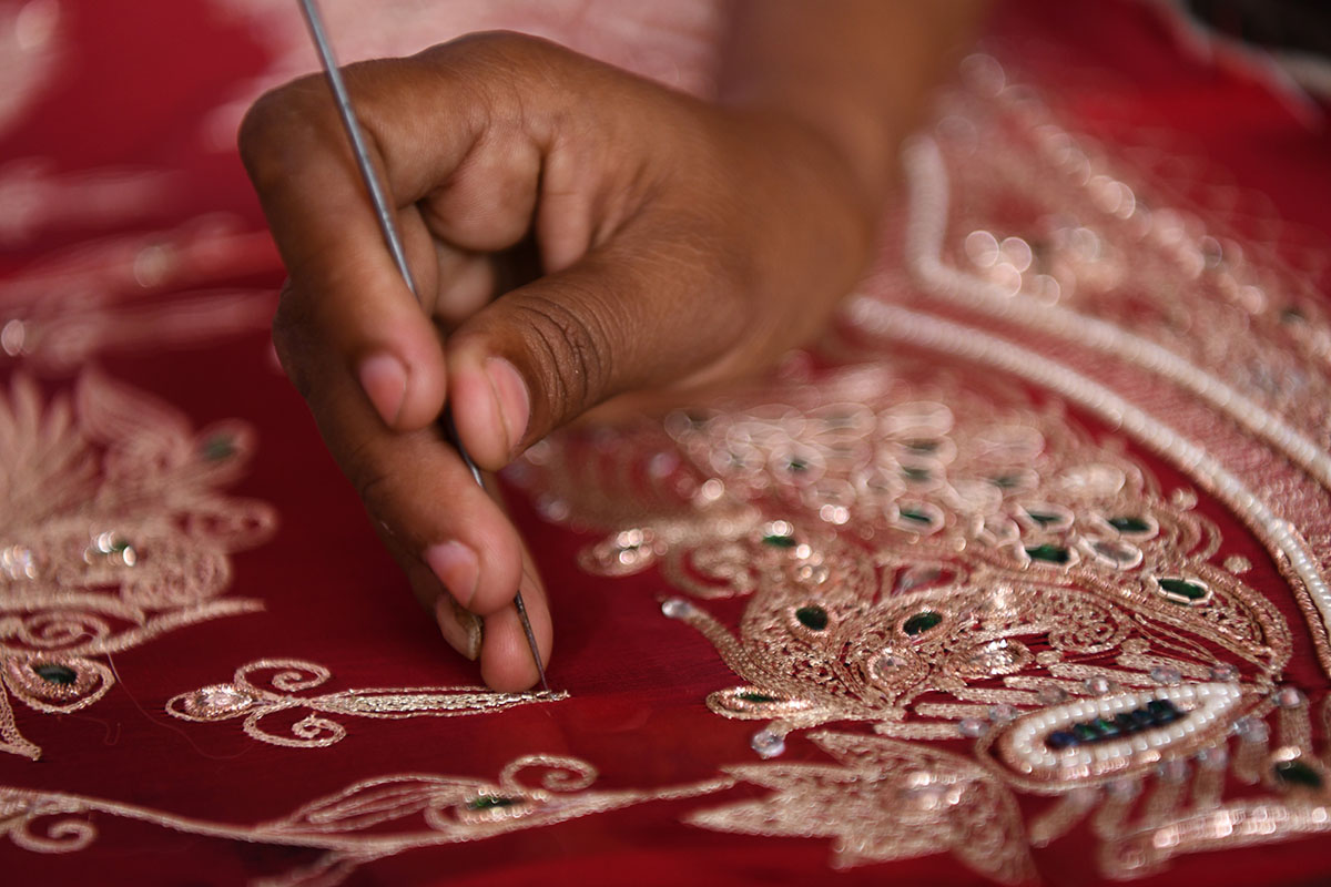 Broderie « ari » sur cadre traditionnel – un aperçu du point de chaînette à l’ari, très utilisé en Inde